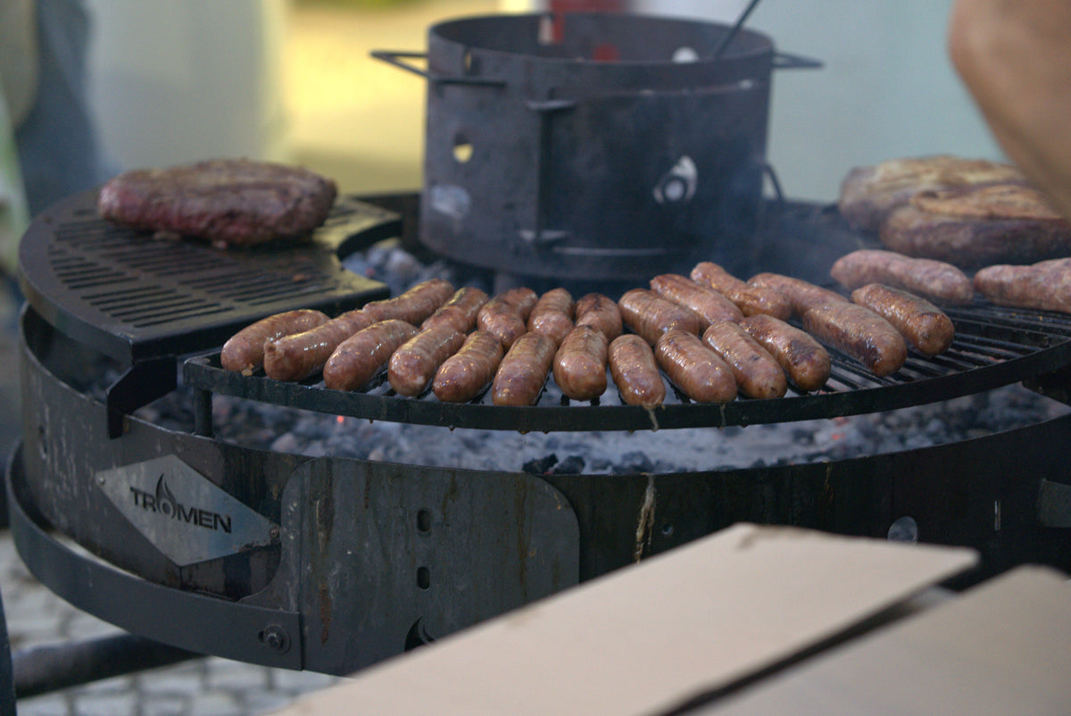 Asado argentino tra amici sulla griglia