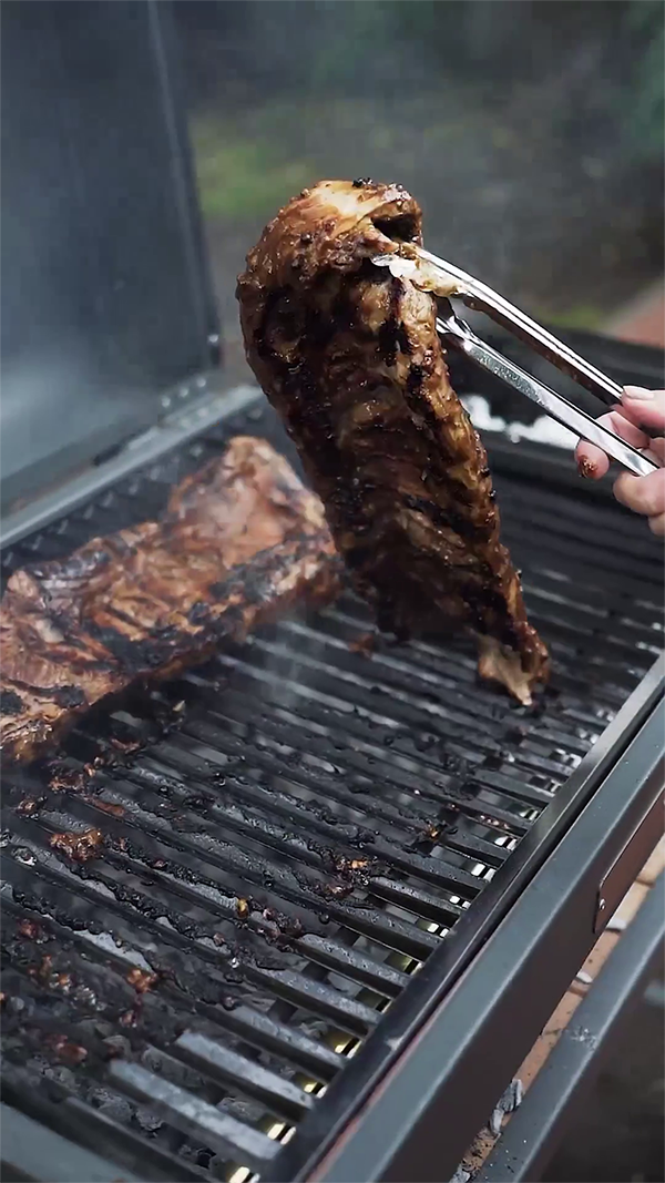 Asado argentino tra amici sulla griglia